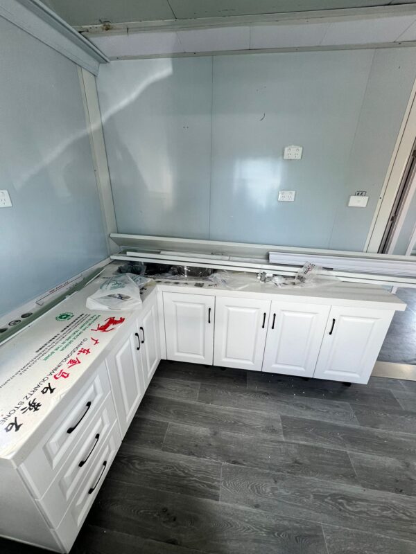 Spacious 1-Bedroom Cabin with Expandable Design - Image 2