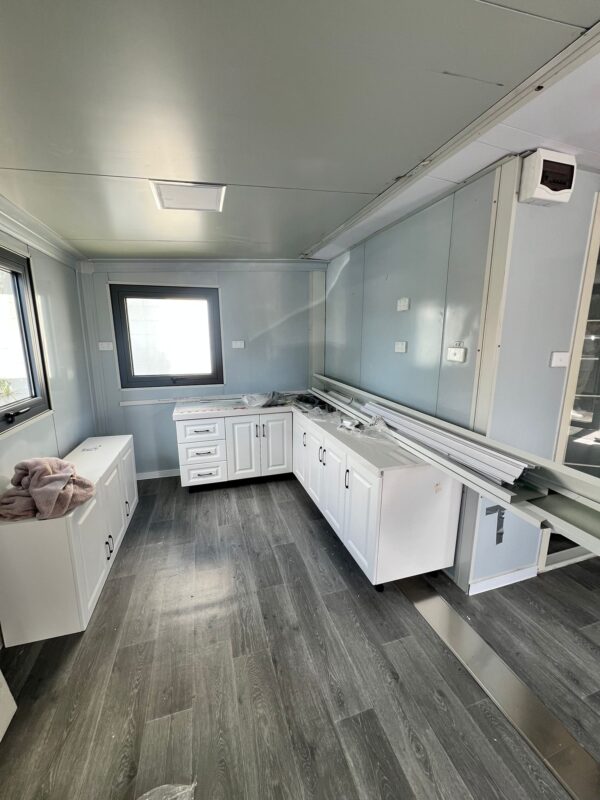 Spacious 1-Bedroom Cabin with Expandable Design - Image 3
